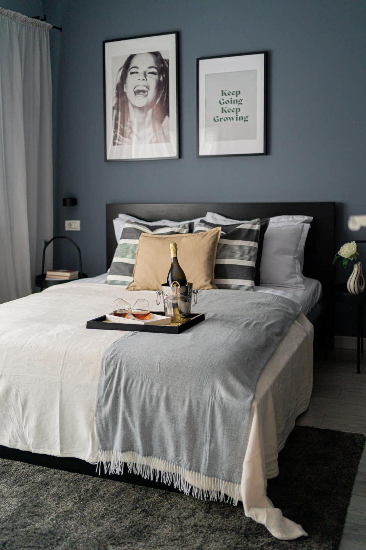 Chic Black & White 2Br Retreat On Dambovitei 부쿠레슈티 외부 사진