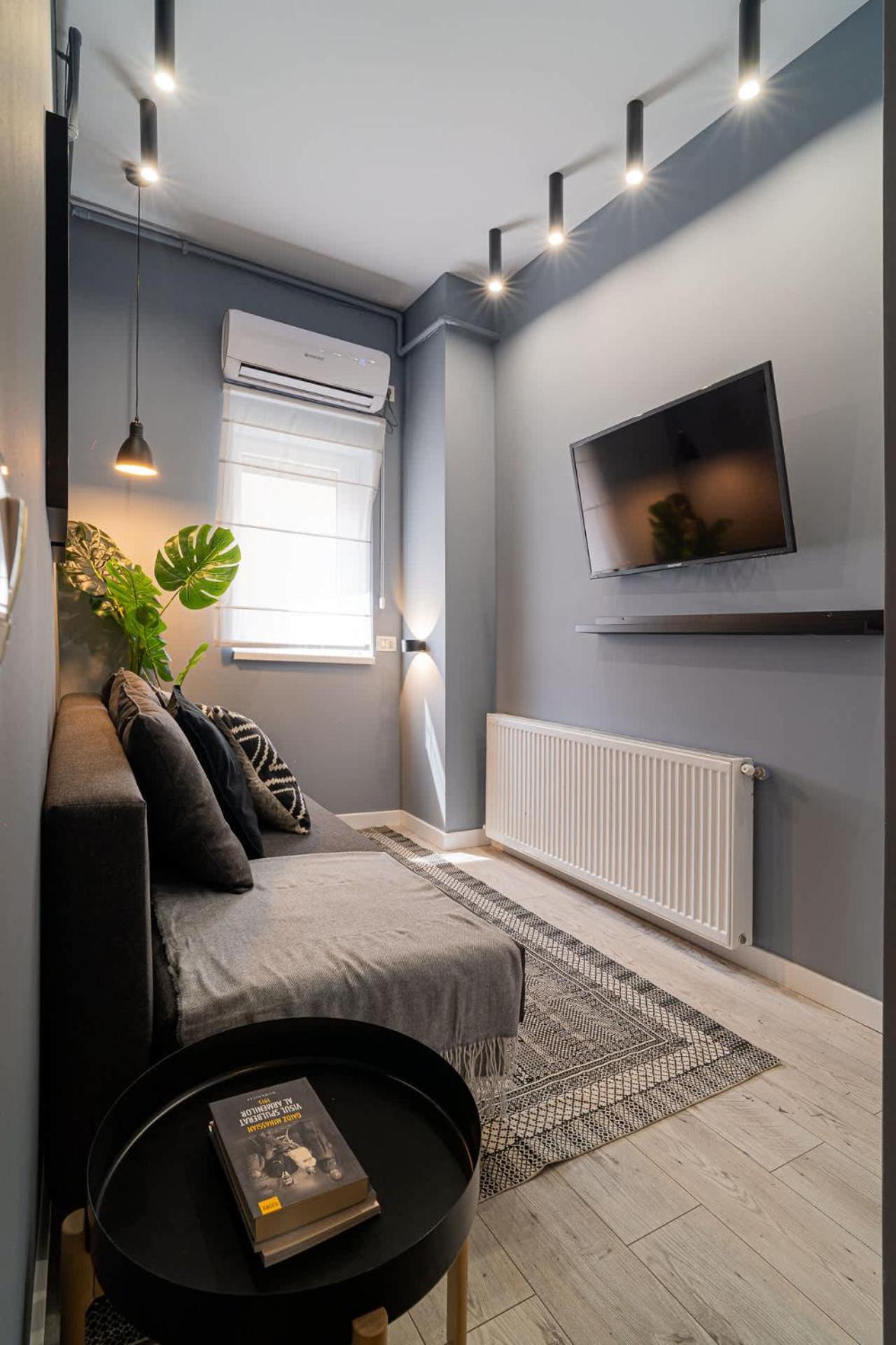 Chic Black & White 2Br Retreat On Dambovitei 부쿠레슈티 외부 사진