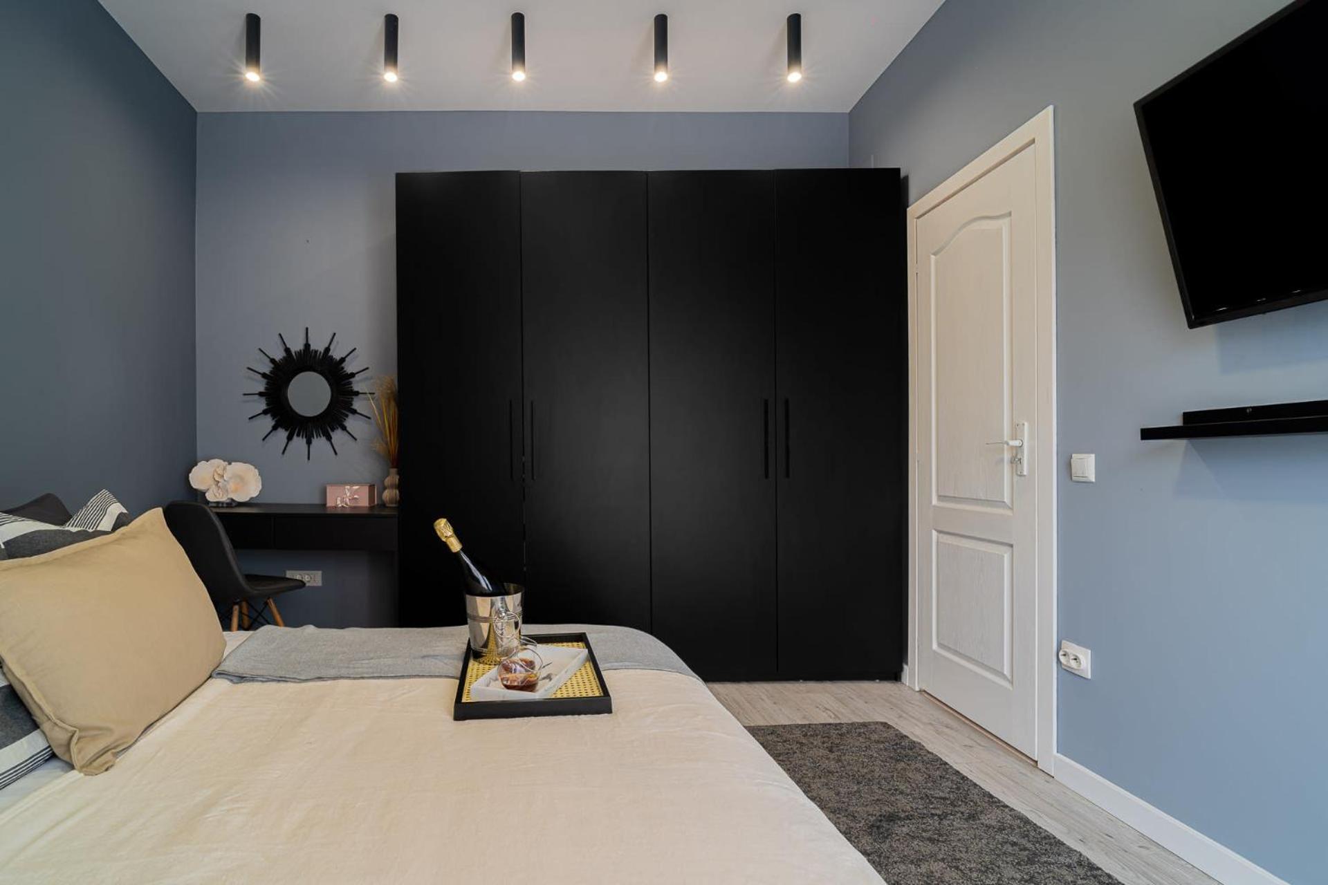 Chic Black & White 2Br Retreat On Dambovitei 부쿠레슈티 외부 사진