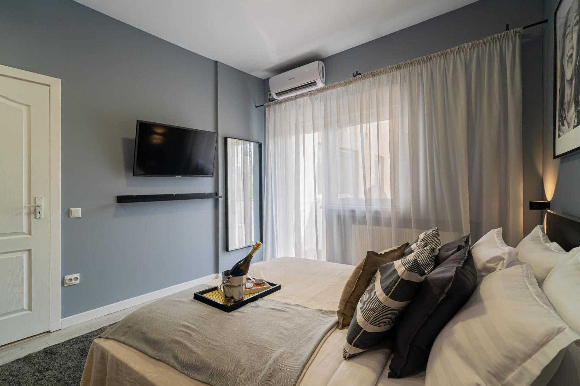 Chic Black & White 2Br Retreat On Dambovitei 부쿠레슈티 외부 사진