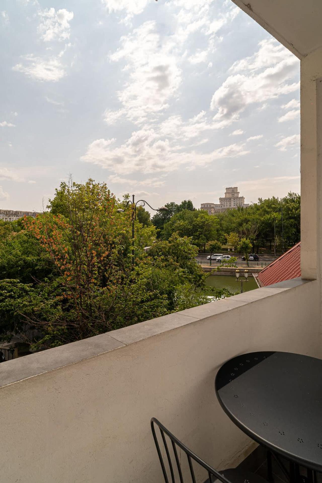Chic Black & White 2Br Retreat On Dambovitei 부쿠레슈티 외부 사진