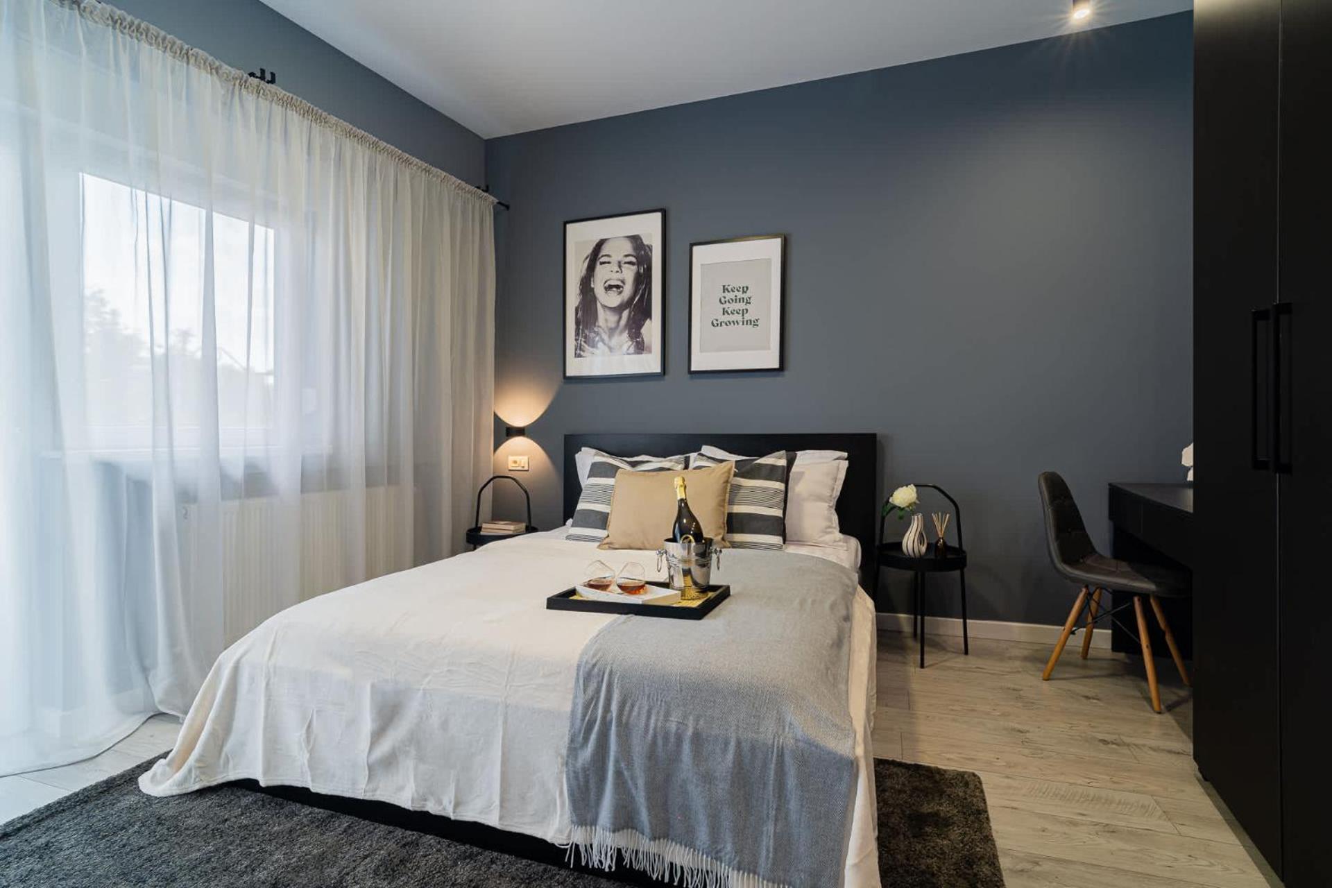 Chic Black & White 2Br Retreat On Dambovitei 부쿠레슈티 외부 사진